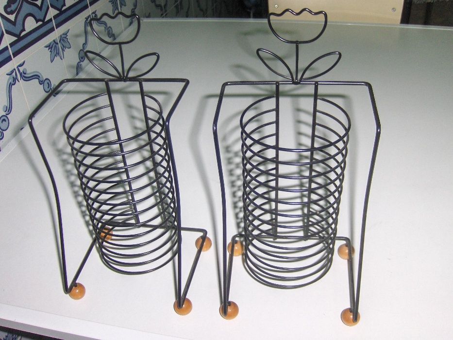 SUPORTES para CD'S (40, 20 e 12), em ferro preto e madeira