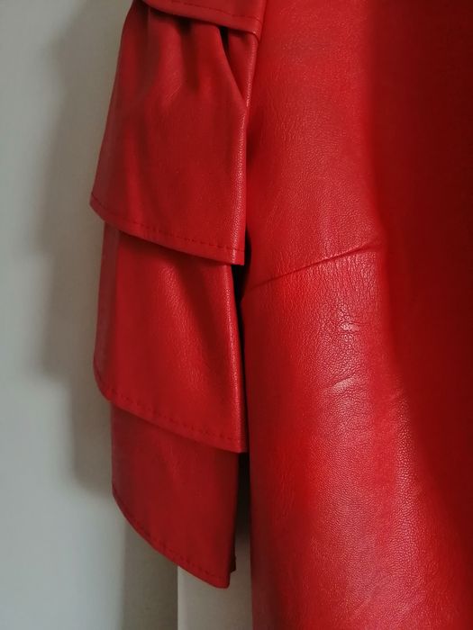 Casaco em pele vermelho