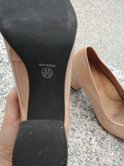 Beżowe czółenka lakierowane 37,5 Jones skóra