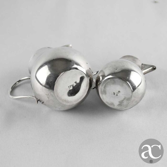 Conjunto de 2 leiteiras em prata, Arte Nova, com monograma