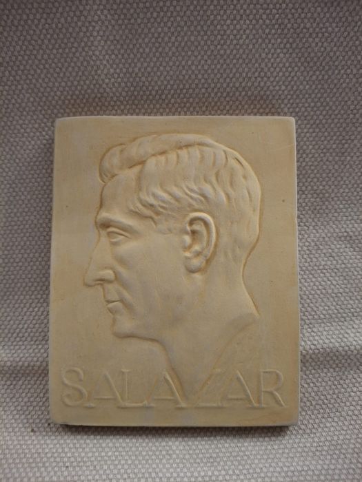 Placa Salazar de prof. Alberto vale