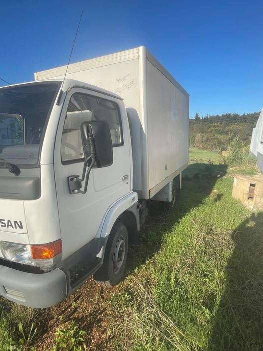 Nissan cabestar com avaria