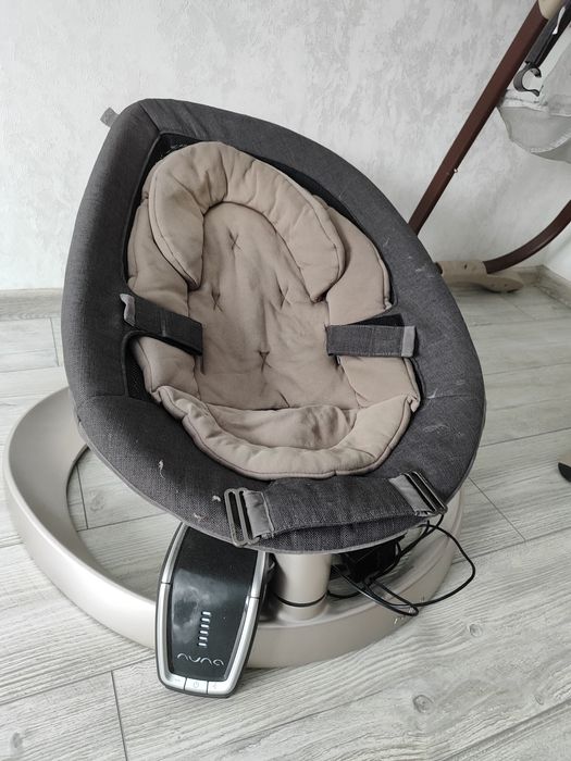 Крісло-шезлонг для дітей від NUNA з блоком для автоматичного гойдання.