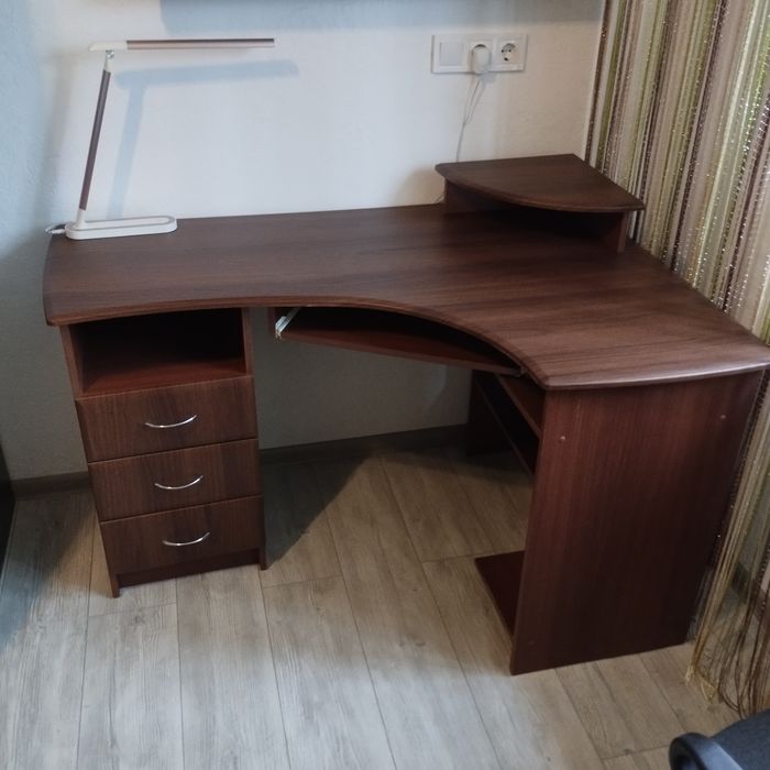 Кутовий комп'ютерний столик