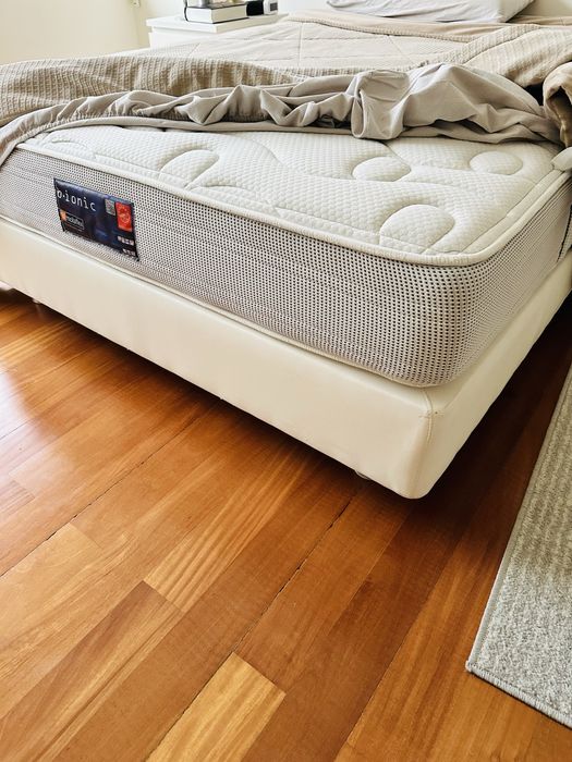 Vendo 02 Camas e Colchoes em bom estado!