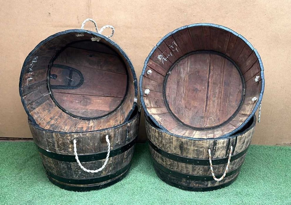 Celhas antigas em madeira, floreira, vasos, caixas