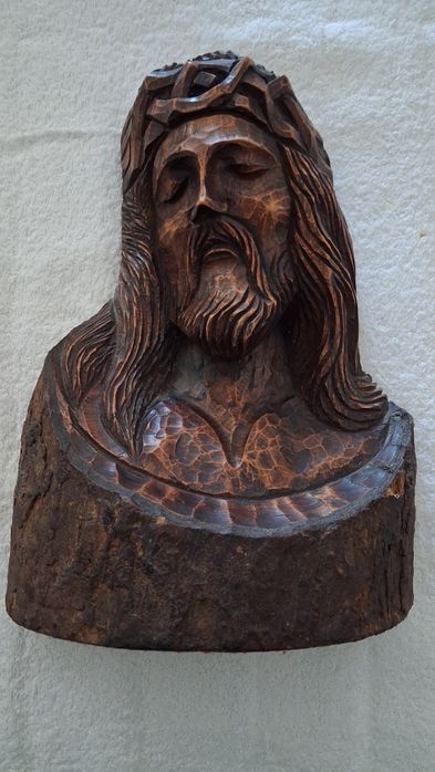 Escultura em madeira do busto de Jesus