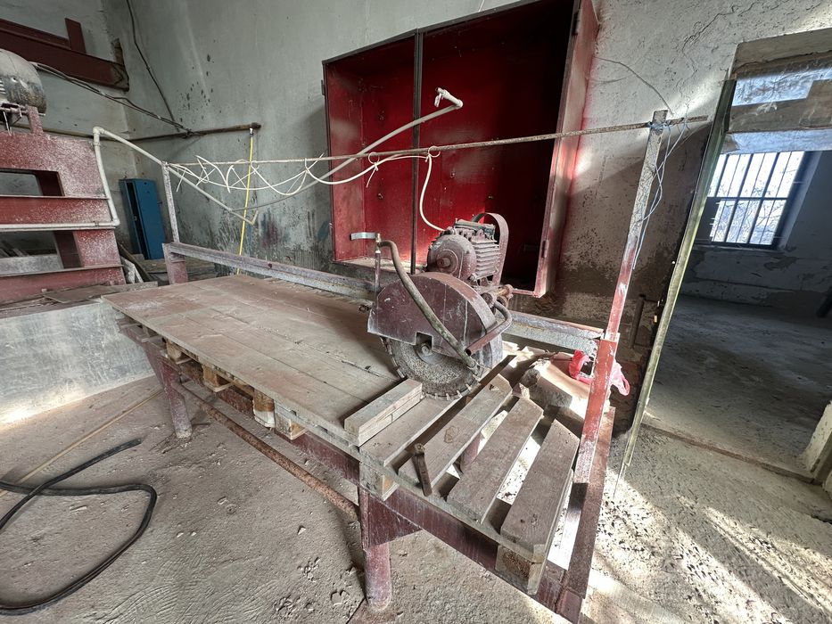 Розпилювальний станок для різки каменю