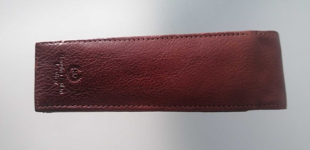 Porta canetas em pele genuína e duas esferográficas