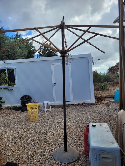 Chapéus de madeira e bases em ferro ou betão