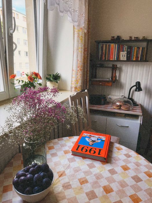 Kawalerka z duszą PRL-u – 30 m² na rogu ul. Pomorskiej i ul. Kamińskiego