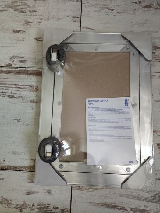 Klapa aluminiowa z płytą, rewizja z automatycznym zamykaniem