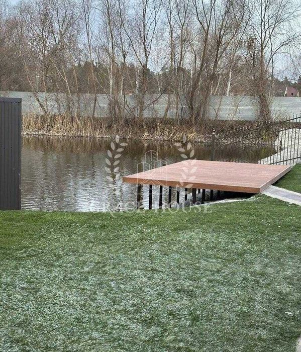 Новий котедж на БЕРЕЗІ ОЗЕРА з РЕМОНТОМ, з охороною у КМ. с. Романків