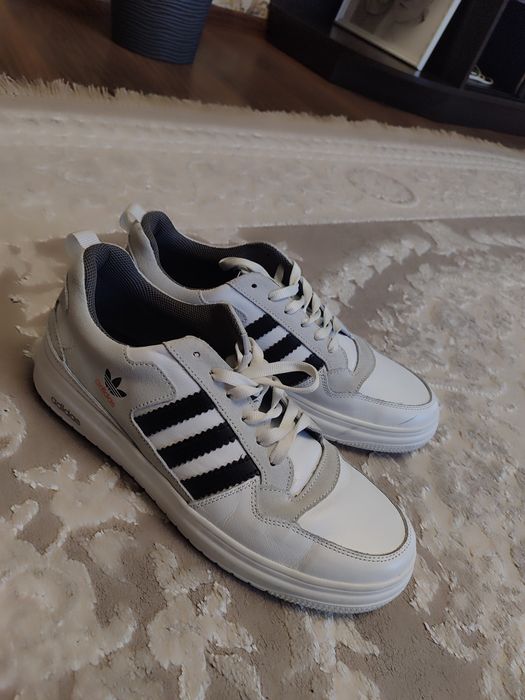 Класичні шкіряні кросівки Adidas.