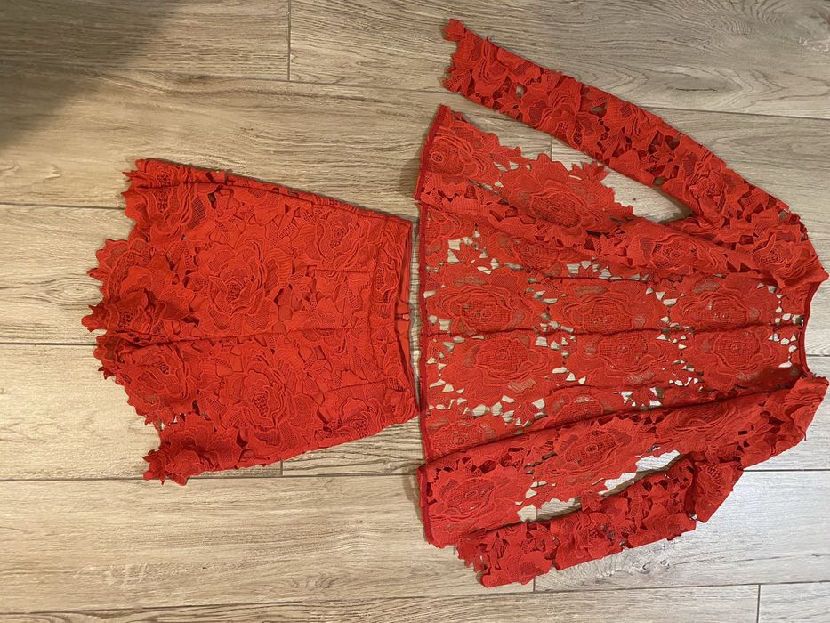 Piękny koronkowy komplet: krótkie spodenki i żakiet.