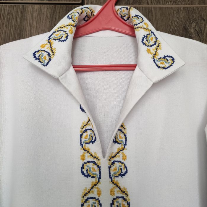 Сорочка-вишиванка з жовто-блакитним малюнком (ручна робота/М)