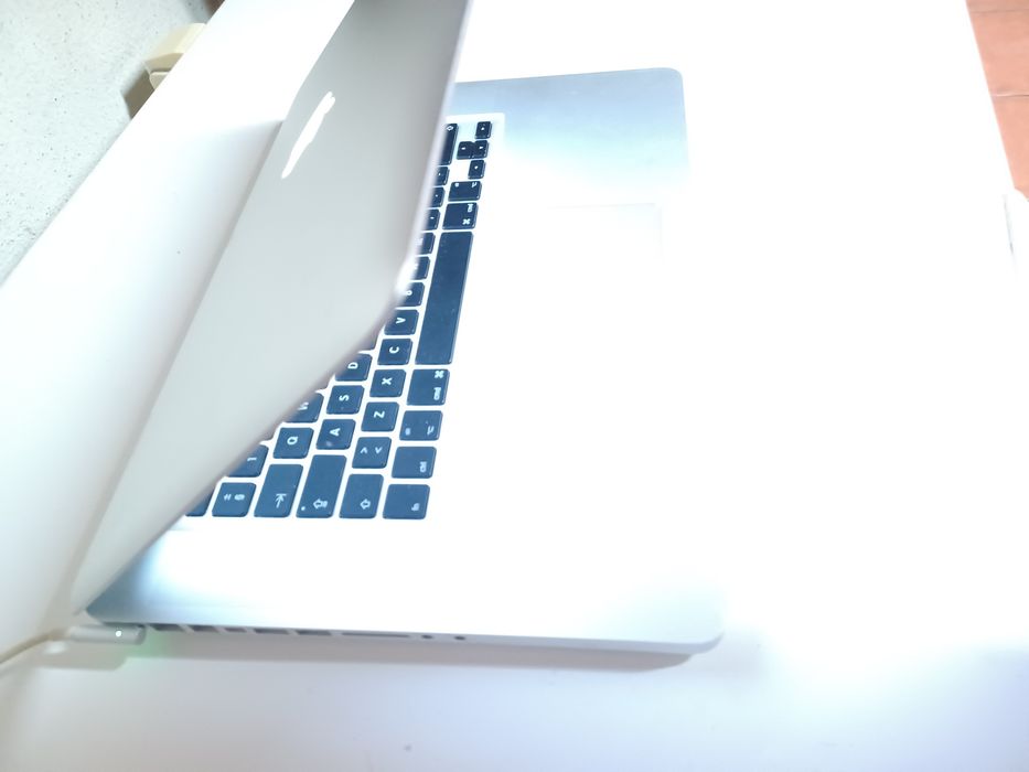 Maacbook Pro 14pol.

Caract