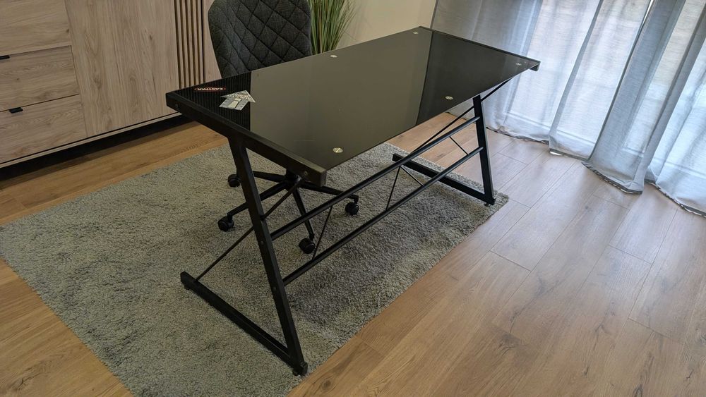 Secretária preta com tampo em vidro – 140 × 60 cm