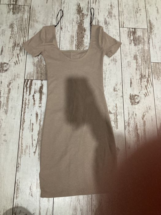 sukienka beżowa obcisła elegancka na impreze