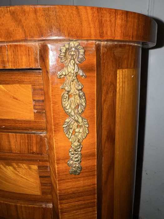 Mesa auxiliar com gavetas