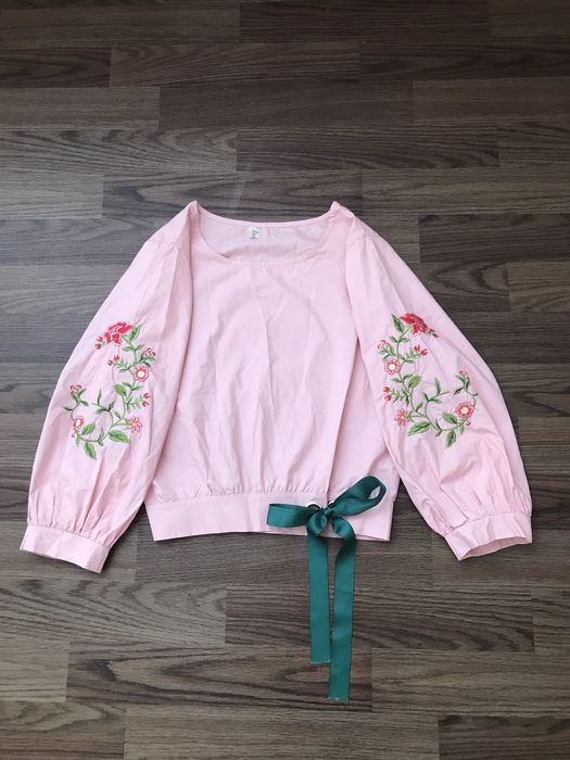 Жіноча блуза з вишитими рукавами