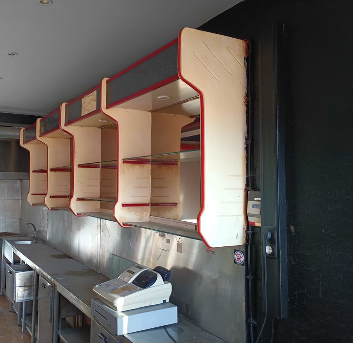 Balcoes de café com frigorificos e montras