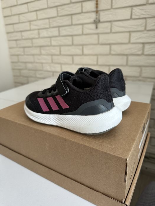 Кросівки adidas для дівчинки