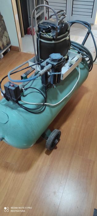 Depósito de ar comprimido com motor de ar condicionado