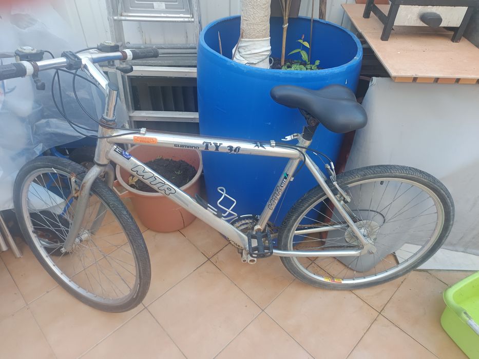Bicicletas a pedais uma de desporto e outra de passeio.