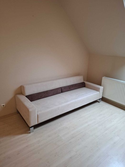 Niska sofa na nóżkach