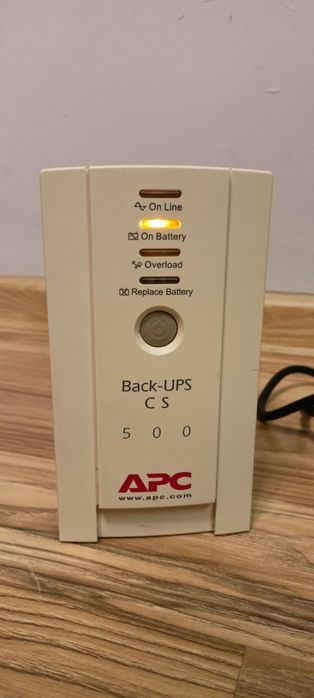 Zasilacz UPS APC C S 500
Jest używany co widać po niewielkich rysach b