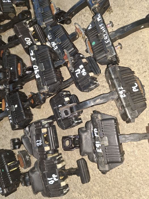 Обмежувач ограничитель відкриття дверей  BMW Е81,83,84,87,90,91,92,f20