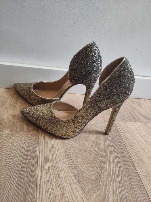 Sapato dourado 38
