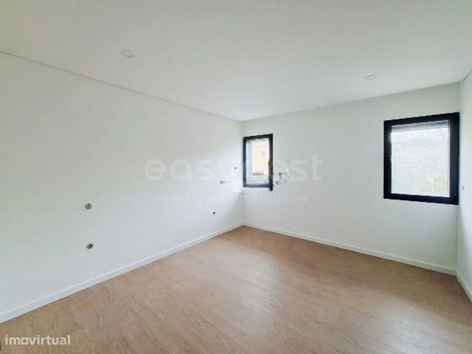 Apartamento T1 com Terraço e lugar de garagem situado em Esgueira