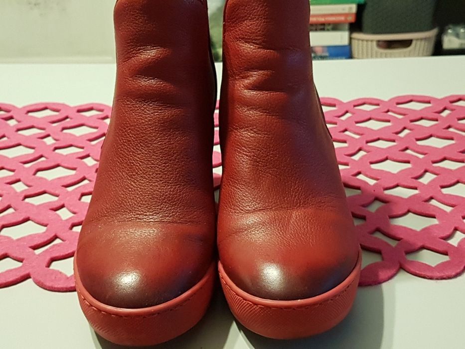 Sneakersy na koturnie jak nowe Carinii skórzane czerwone,  r. 39