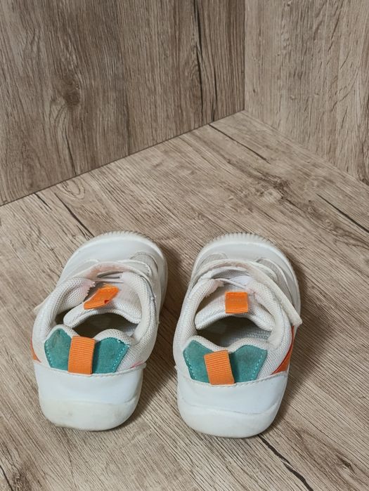 Легенькі дитячі кросівки