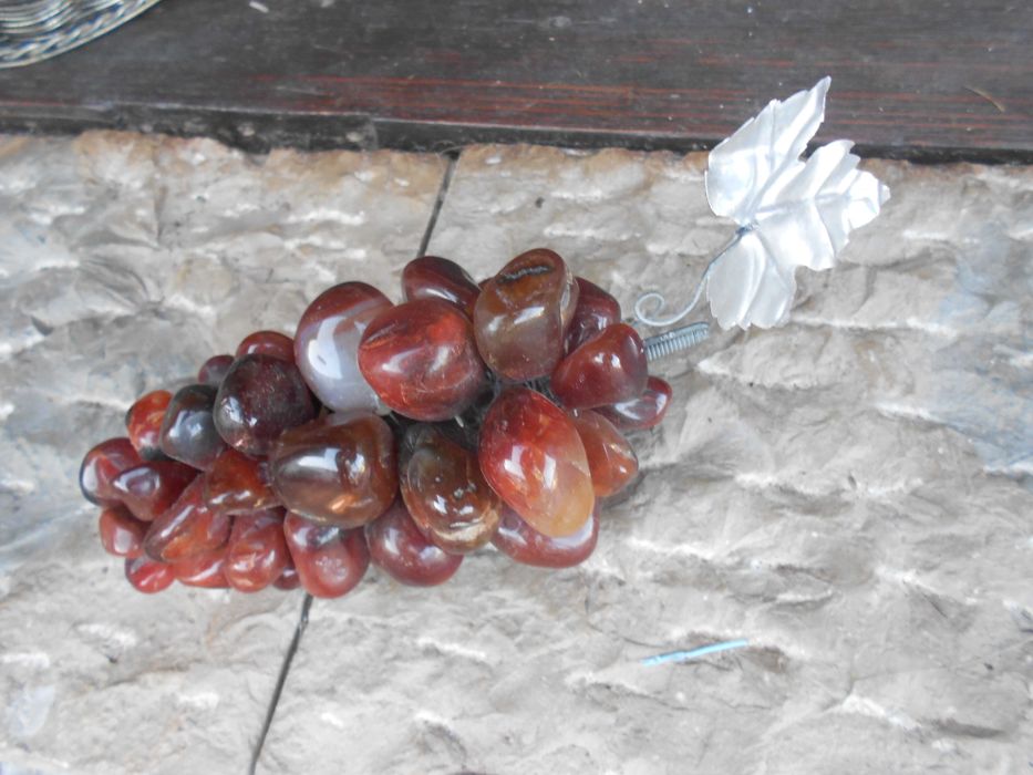 Cachos de uvas decorativos artesanais em pedra natural com cesto metal