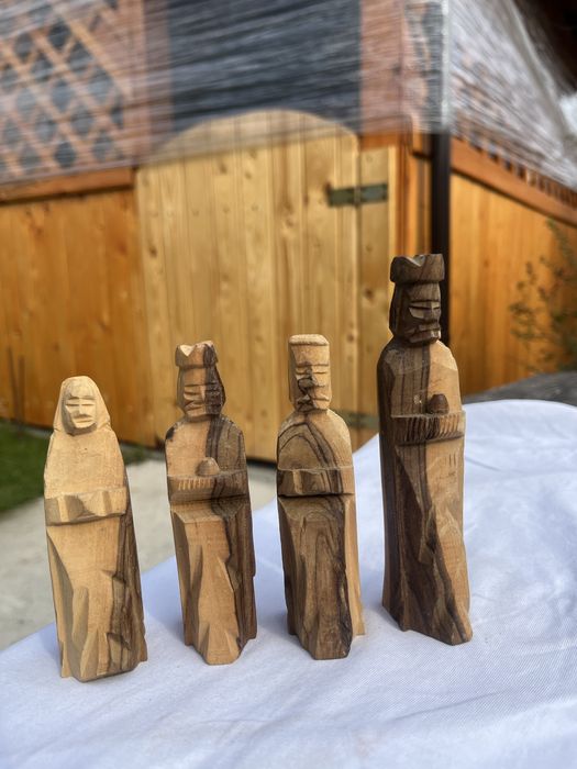 Drewniane figurki królowie