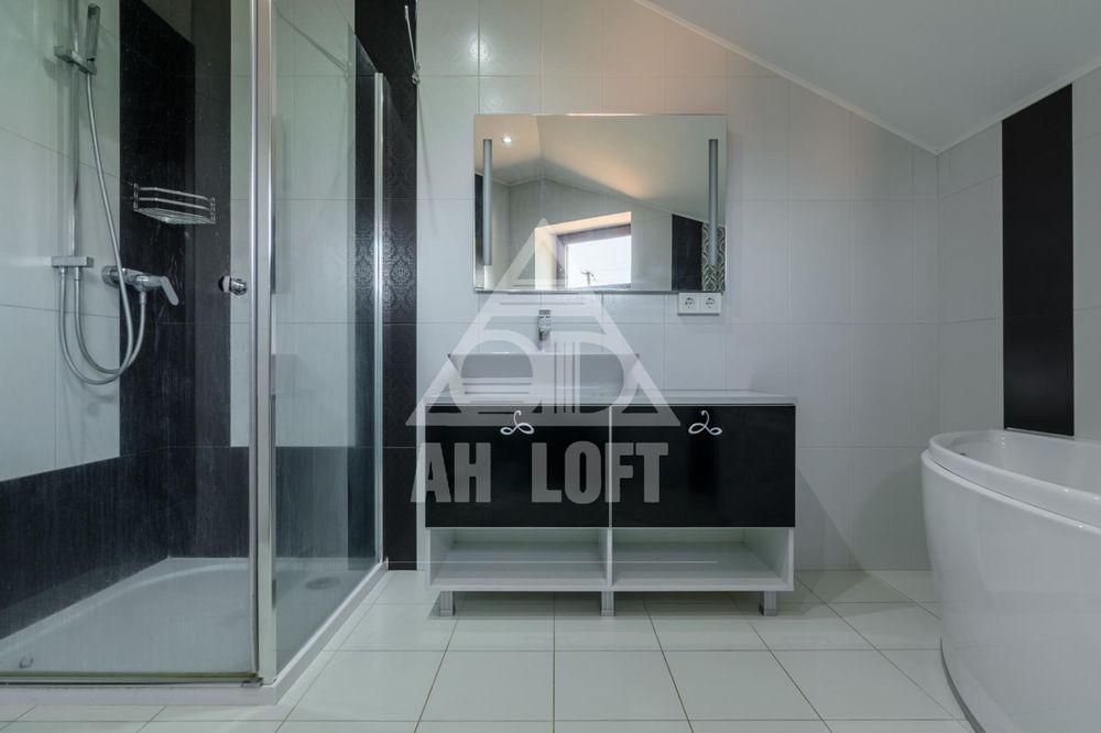 Будинок для великої родини, з басейном