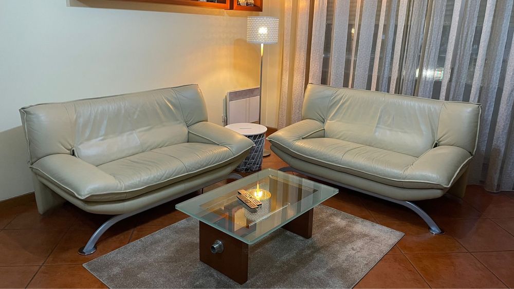 2 sofas em pele genuina