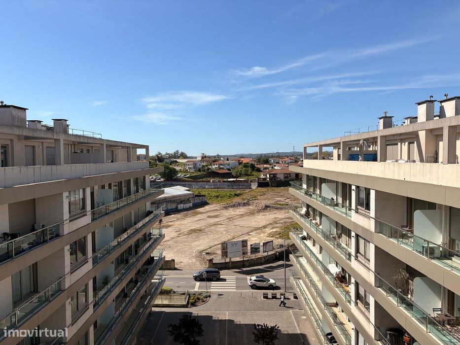 Apartamento T3 (recuado) com 56m2 de terraço, no centro da Trofa
