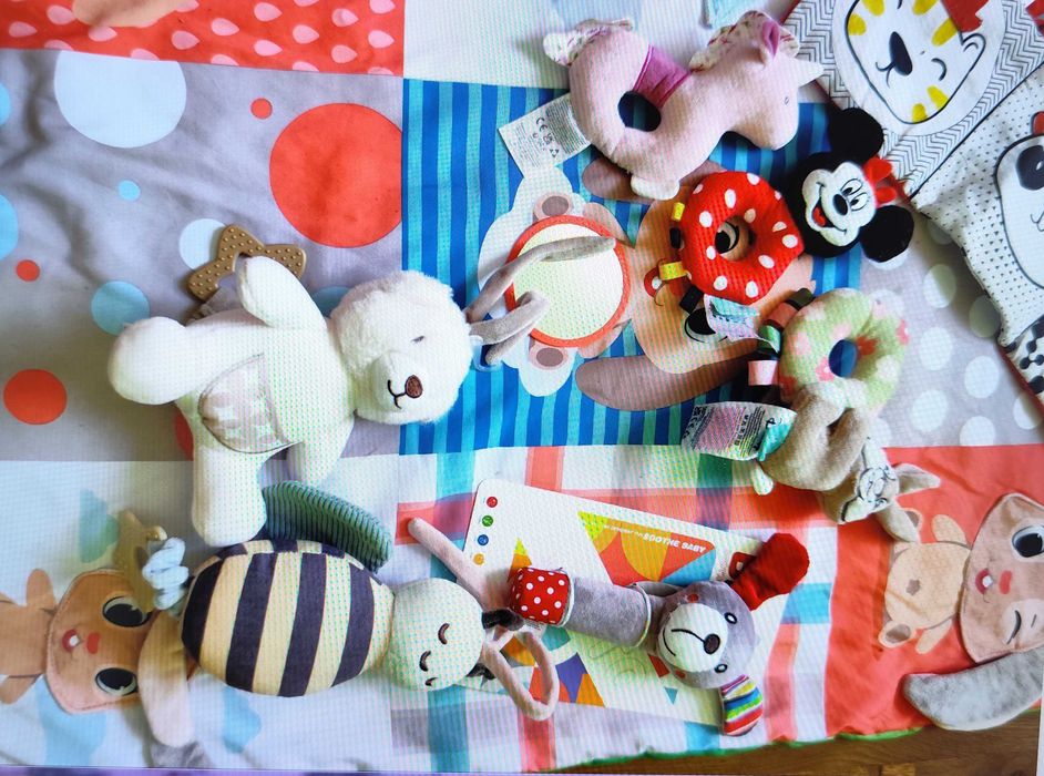 Zabawki kontrastowe, mata, grzechotki