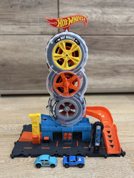 Ігровий набір Hot Wheels Карколомні трюки в шиномонтажі Хотвілс
