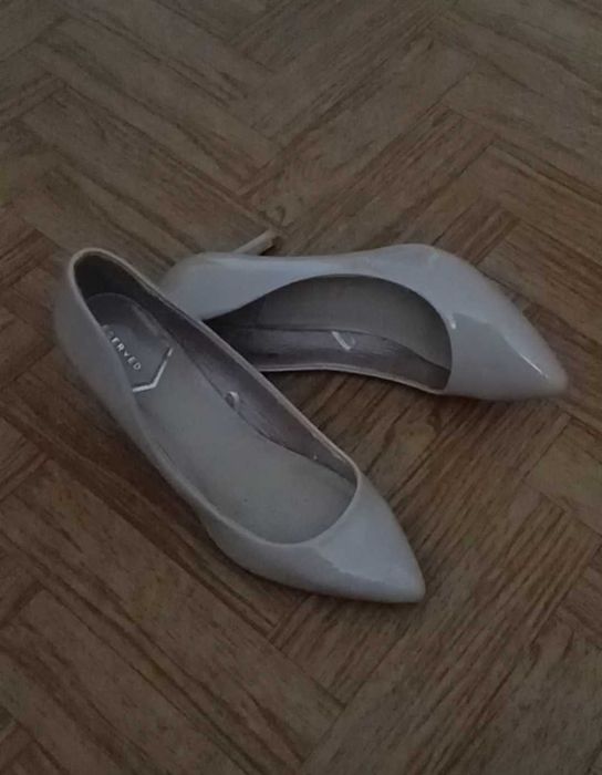 Buty damskie na obcasie Reserved