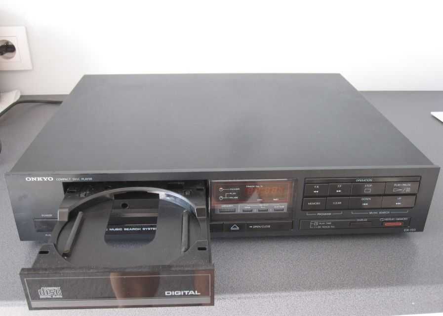 Odtwarzacz CD No. ONKYO DX-150 dla hi-end - owego dźwięku.
