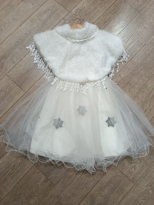 Костюм Снежинки / Снежной Королевы: Платье + меховая накидка.