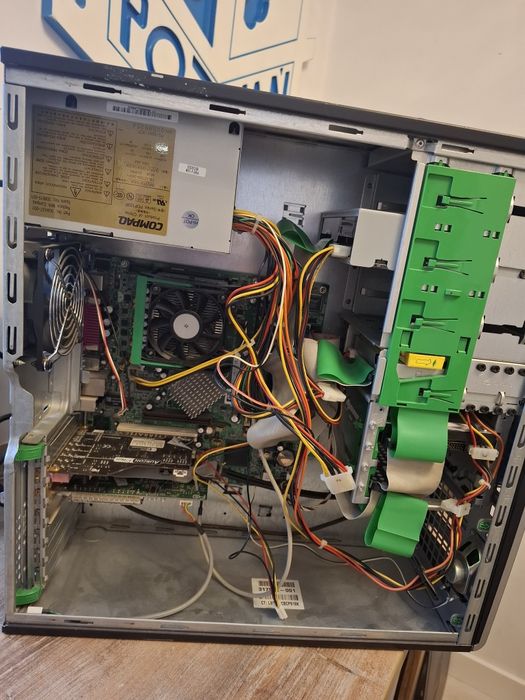 Stary komputer PC HP wraz z unikatowymi dodatkami grami i wyposażeniem