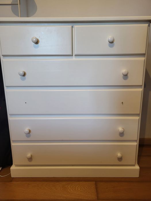 Mobília de quarto em pinho maciço. Cama, mesa de cabeceira, secretaria