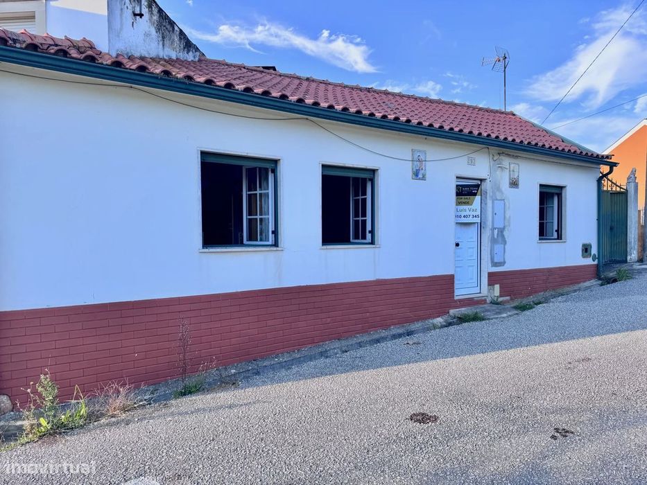 Moradia térrea com jardim e garagem — Taveiro, Coimbra
