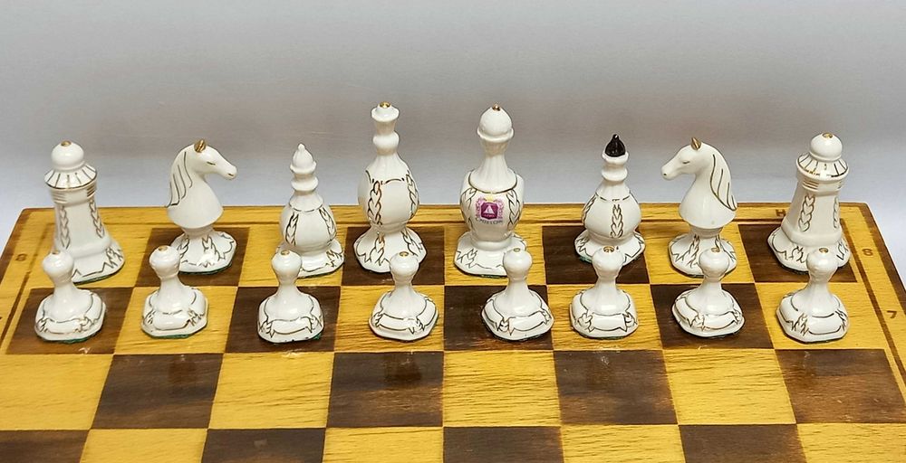 Porcelanowe szachy, Ćmielów